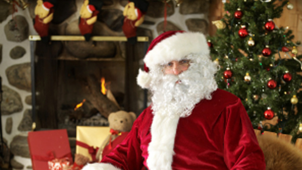 Weihnachtsmann Weihnachtsmann vor dem Kamin